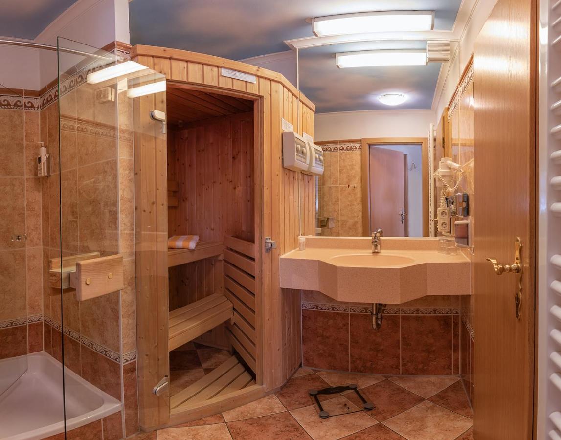 Koenig Ludwig Design Hotel Neu Zimmer Mit Sauna Oder Whirlpool Oder Mehr Altotting Luaran gambar