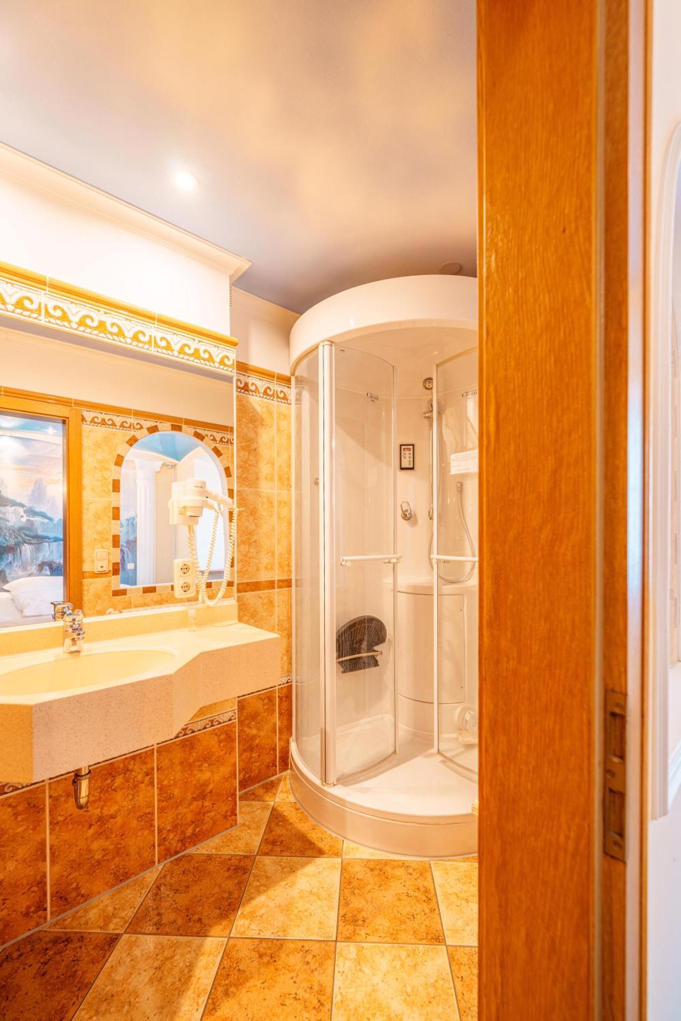 Koenig Ludwig Design Hotel Neu Zimmer Mit Sauna Oder Whirlpool Oder Mehr Altotting Luaran gambar