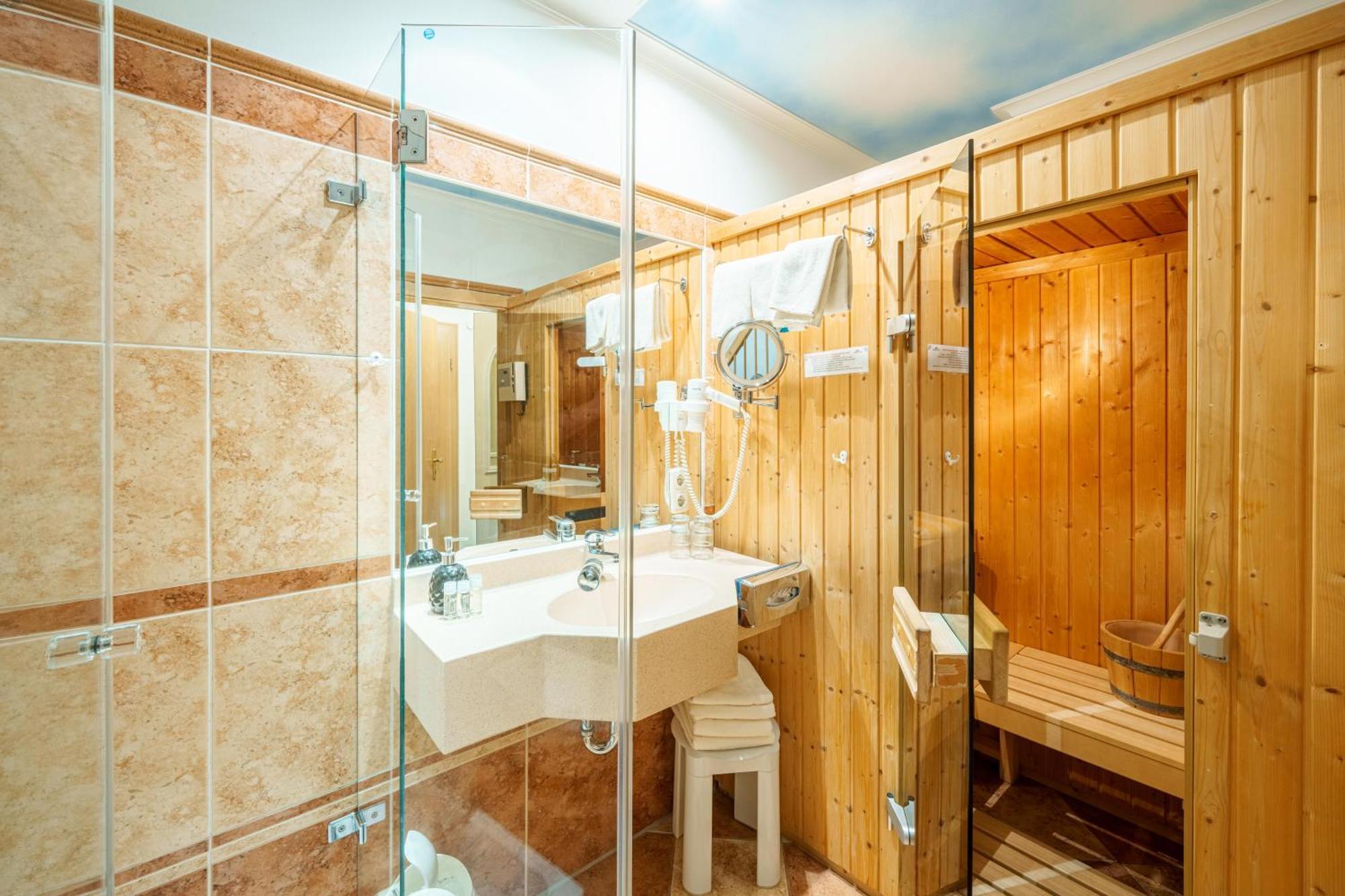 Koenig Ludwig Design Hotel Neu Zimmer Mit Sauna Oder Whirlpool Oder Mehr Altotting Luaran gambar